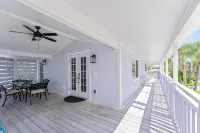 BEST LOCATION! NORTH END OF ANNA MARIA, FL STEPS TO BEACH & DINING - UPPER UNIT