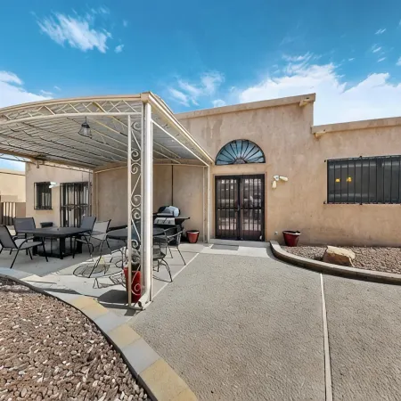 Casa Herradura: Desert Charm Near Petroglyph Trails, in Albuquerque's Westside.
