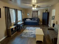 NEW!!! The Uptown Oasis...seconds from Uptown Marion!!! Hotels in Marion