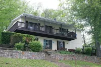 SUPER CLEAN! - Great Cove! on 8mm w/ SUP & Kayak, dock w/ waterslide & tiki bar - 民宿
