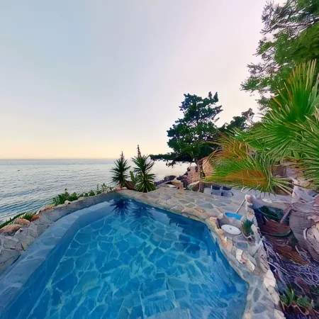 OCEANFRONT Retreat (YOGA), BEST LOCATION AND VIEWS, garden, 2 pools