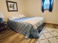Walking distance to historic Arnold’s Park and West Lake Okoboji - Wi-Fi