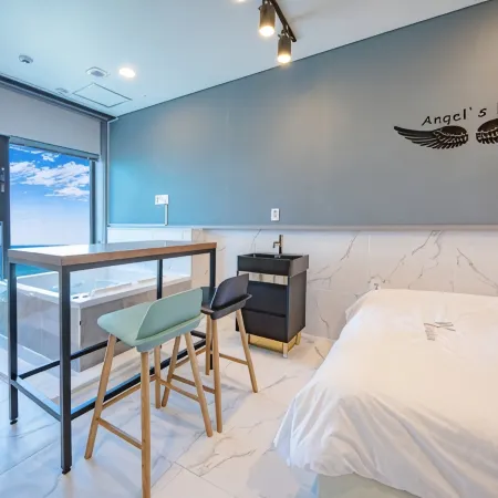 Gangneung We Pension (Anmok Coffee Street) Отели рядом с достопримечательностью «Пляж Анмок»