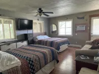 2-Bdrm Lake View/Access Cabin, Family/Pet Friendly, Large Screened Porch, Clean - Chalets