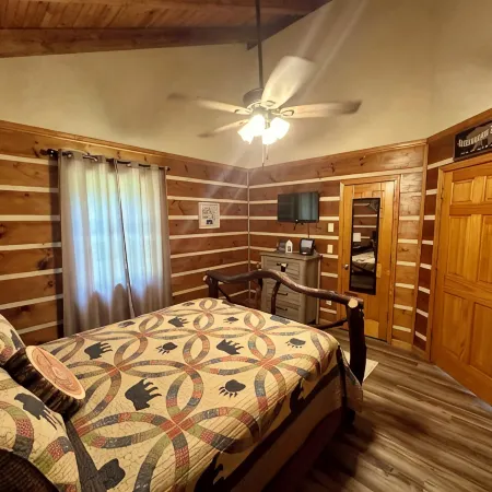 Cozy Cabin Sleeps 2! Minutes from Pigeon Forge with Hot Tub!