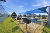 Modern & Relaxing Maravilla 4th Floor Oceanview Unit…Beach Service Included! - 4-نجوم