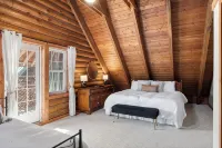 Private, Spacious Cabin for 16+ w/ Hot Tub/Air Hockey ThePinecrestChalet