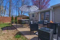 Hot tub/pool/firepit/ 3 bedroom Home center of town 2 Livingroom's sleeps 12 - Boutique