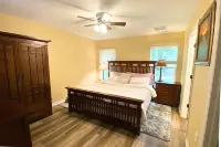 Peaceful and Private New House with Hot Tub/ Fire Pit - 부티크