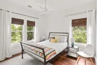 Luxury Austin Retreat for Families & Groups, Pool + Spa, Sleeps 15 - บังกะโล