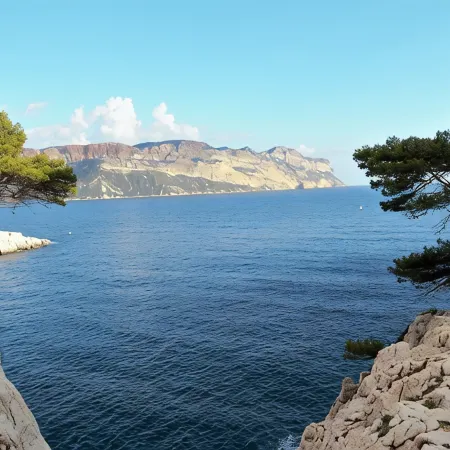 Cassis apartment near beaches & port, panoramic view, aircon, private parking