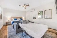 Beachside Retreat: Large Studio with AC 2 Blocks to Beach - Apartemen