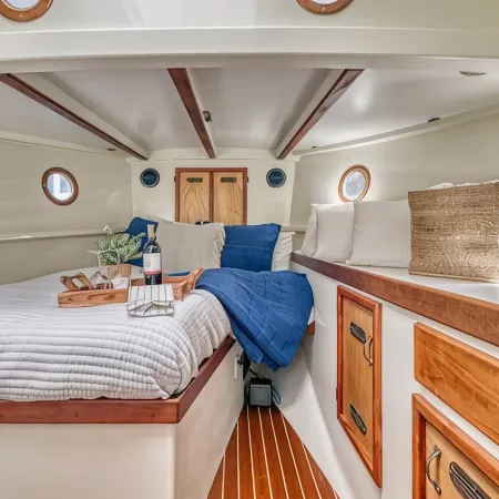 38' Yacht equipped with luxury and kayaks!
