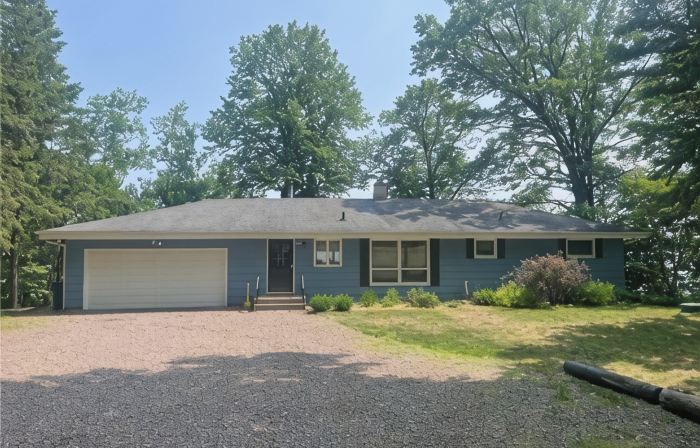 Lakefront Northwoods Retreat for Swimming, Fishing & Relaxing at The Bird House!