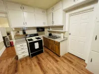 Rogers Park Cozy 1 bd, 1 bath unit. Gated parking. - Condos