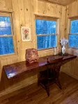Beautiful & peaceful cabin w deck, garden, firepit & walking trails. - Chalets
