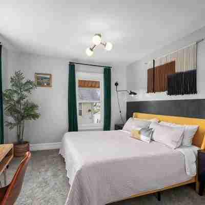 KC Home Base: Westport Landing! 4 Kings 7 Beds Nightlife & Eats 16 Min to Chiefs Rooms