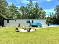 Cozy Beach Home w/ Fire Pit, Grill & Outdoor Swings— Min from Surf City Pier! Hoteles en Condado de Pender