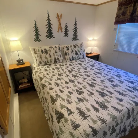 Cozy Chalet-Close to River Sleeps 2, Indoor Pool, Hot Tubs in Lodge Building