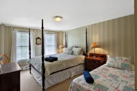 Berkshires Family Inn – for Getaways & Big Groups! Walkable to Butternut! - Wifi