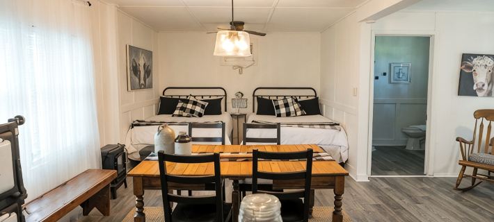 Farmhouse bed and bath with pool and hot tub Hotele w: Fayette County