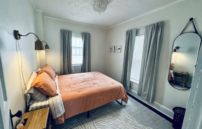 2-bedroom apartment in downtown Elkins with AC, a balcony, and WiFi.