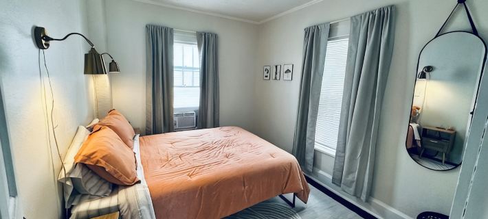 2-bedroom apartment in downtown Elkins with AC, a balcony, and WiFi. Hotels in Randolph County