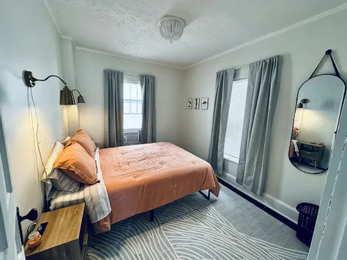 2-bedroom apartment in downtown Elkins with AC, a balcony, and WiFi. - 3つ星