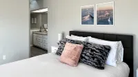 Hot tub + Bright and spacious home + 20 min to Ski —> Sleeps 13! - Wifi