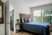 Charming cottage! Central to beach & downtown - Homestays