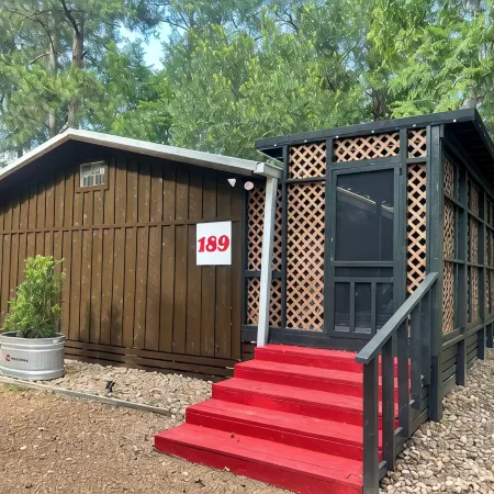 Cute Cabin with Hot Tub, Wifi and Roku. Queen Bed Close to Ratcliff Lake