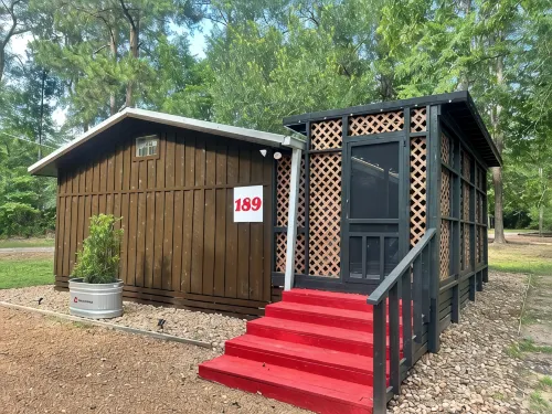 Cute Cabin with Hot Tub, Wifi and Roku. Queen Bed Close to Ratcliff Lake - 무료 와이파이