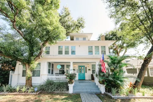An Art-Filled Garden Apartment Near Parks and Downtown - Bungalows