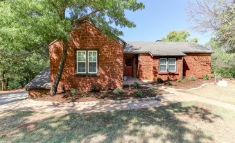 The Red Rock Cabin (Oklahoma City) - 2026 Prices, Reviews & Deals ...