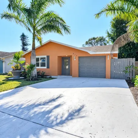 4 Bedroom house just 3 minute drive from Naples beach