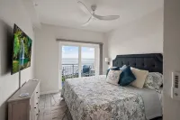 Oceanfront Views - Pvt Beach Area & Heated Pool - Easy Walk to Restaurants, Etc. - Boutique