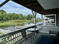 Open Layout Townhome Near All the Fun - 4성급