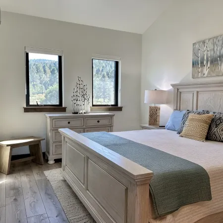 New 4Bd, 4BA, Sleeps 13, Close to Ski Lifts, Sauna, Mtn Views