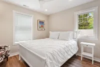 Short Walk to the Beach. 4 Bedrooms, 4 Bathrooms. 1 Outdoor Shower. .5Acre Yard - 沙灘