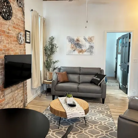 Chic & Cozy Downtown Apartment, Walk to Downtown, Restaurants, the Lake