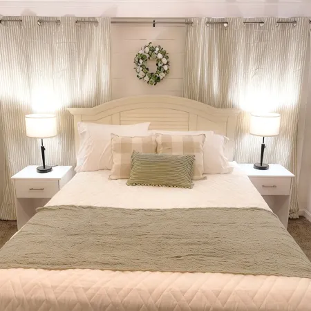 Farmhouse Retreat with deck and fire pit, very family friendly & great location 대쳐 호텔