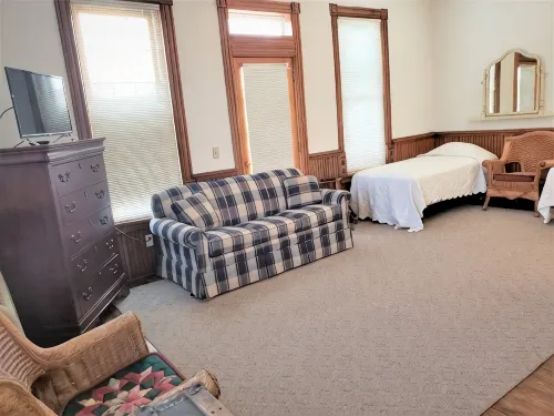 Historic Hardware Inn with River Views: Suite 200 - 3-Star