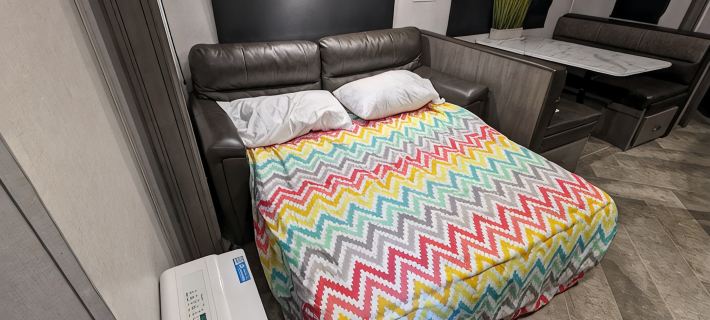 Cozy RV with 1 King bedroom, WiFi & AC in Pleasant Acworth Hotels in Bartow County
