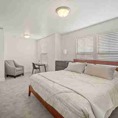 Townhouse w views + 2 car garage + washer + dryer Rooms