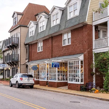 Charming Coastal Retreat in Manteo – Newly Remodeled & Ready for Your Stay!
