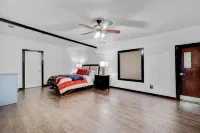 country living in a city. very close to DFW airport. in the heart of town - Wifi