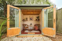 Link Road House by Redwood Stays - parking