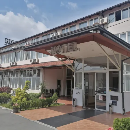 Hotel Slodes Отели рядом с достопримечательностью «Парк Кошутняк»
