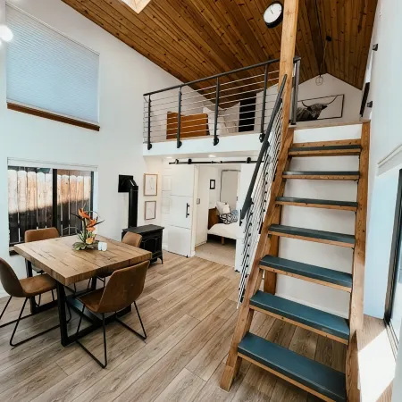 Modern Bungalow - Pet Friendly - Close to downtown