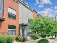Luxury condo. 2 car garage, rooftop patio. Perfect for work or play! - balcony